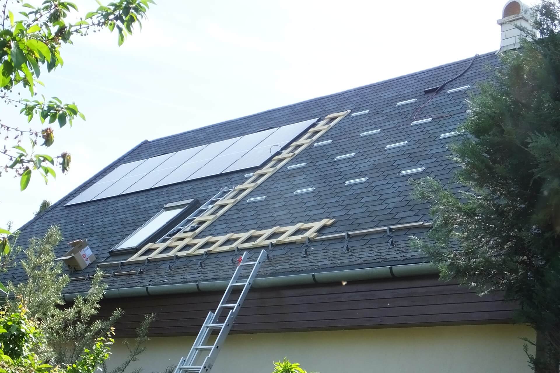 Napelem telepítése közben